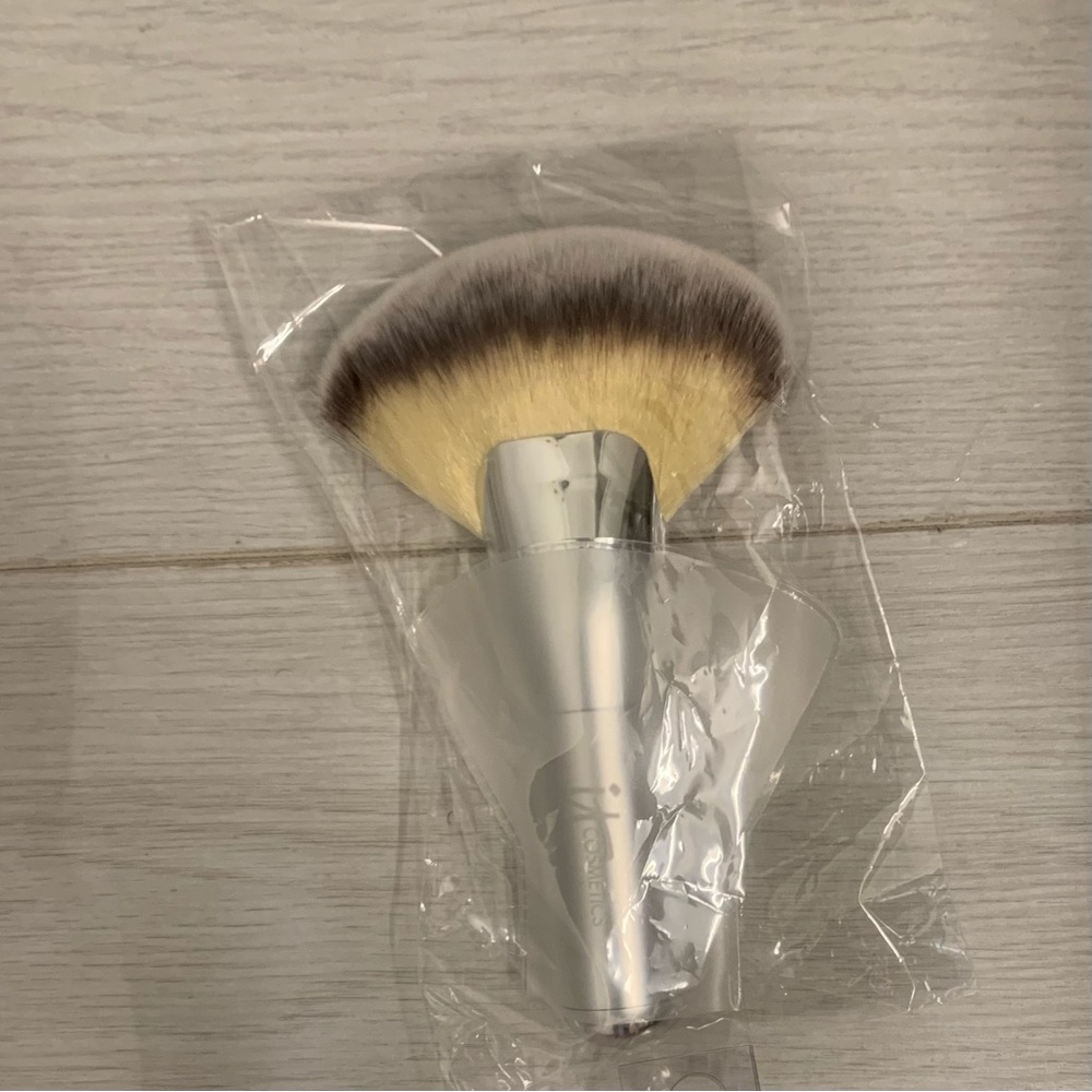 It cosmetics heavenly luxe fan brush